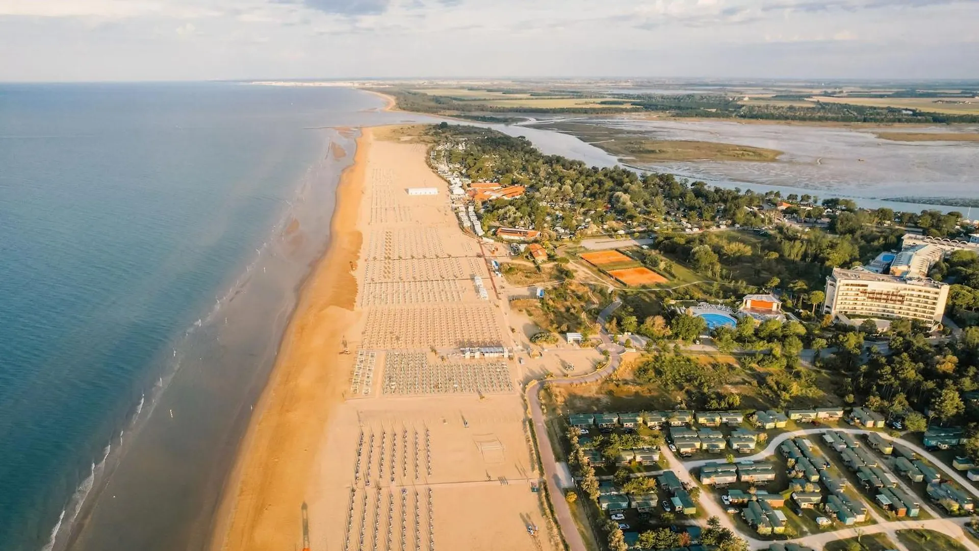 Beachside Flat With Large Balcony - Beahost Bibione Italie